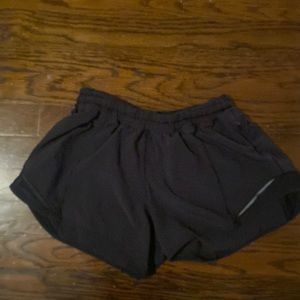 black Lululemon hotty hot 4 inch shorts